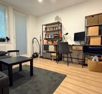 KOMPLETNE prerobený 4i byt s balkónom, 77m2 - ZÁTVOR - Obývacia izba v 4-izbovom byte s podlahou s dreveným dekorom a pracovným kútom.