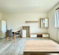 Na prenájom slnečný 2i byt s balkónom, ul. Východná, Trenčín - Obývací priestor so stolom a nábytkom v 2-izbovom byte na ulici Východná.