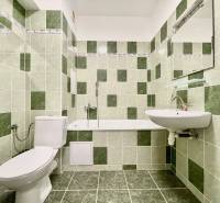 Na prenájom slnečný 2i byt s balkónom, ul. Východná, Trenčín - Kúpeľňa na ulici Východná so zelenými dlaždicami, vaňou, umývadlom a toaletou v 2-izbovom byte.