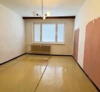 REZERVOVANÉ  3-izbový byt | Škultétyho ulica,  77,4 m², Trebišov. , - Izba v 3-izbovom byte má podlahu s efektom dreveného dekoru a radiátor.