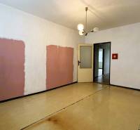 REZERVOVANÉ  3-izbový byt | Škultétyho ulica,  77,4 m², Trebišov. , - Izba s jedinečnými stenami a podlahou s dreveným dekorom v 3-izbovom byte.
