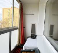 REZERVOVANÉ  3-izbový byt | Škultétyho ulica,  77,4 m², Trebišov. , - Zasklená lodžia v 3-izbovom byte so stolom a plastovou stoličkou.