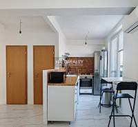 Predaj, trojizbový byt Bratislava Staré Mesto, pri R... - Kuchyňa v 3-izbovom byte s bielymi stenami a spotrebičmi, podlaha s bielym dekorom.
