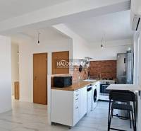 Predaj, trojizbový byt Bratislava Staré Mesto, pri R... - Kuchyňa v 3-izbovom byte s bielou linkou, spotrebičmi a dreveným dekorom.