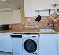 Predaj, trojizbový byt Bratislava Staré Mesto, pri R... - Kuchyňa v 3-izbovom byte s bielymi skrinkami, kachličkami a podlahou s dreveným dekorom.