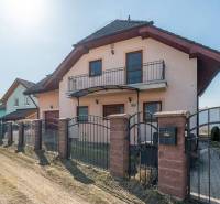 Predaj priestranného rodinného domu v historickej časti Popradu  - Výhľad na rodinný dom v Poprade s vyvýšeným usporiadaním a lakovaným perimetrovým oplotením.