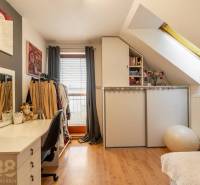 Predaj priestranného rodinného domu v historickej časti Popradu  - Interiér rodinného domu s podlahou s dreveným dekorom, pracovný stôl a úložné priestory.