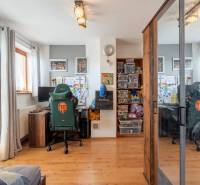 Predaj priestranného rodinného domu v historickej časti Popradu  - Domáca kancelária s herným kreslom, stolným počítačom a skriňou, podlaha s dreveným dekorom.