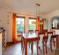 Predaj priestranného rodinného domu v historickej časti Popradu  - Jedenásťdielna jedálenská súprava v rodinnom dome s oranžovými závesmi a dlažbou.