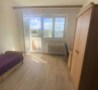 PRENÁJOM - 4 - izbový byt Košice - Západ, Obchodná ulica  - Svetlá izba v 4-izbovom byte s balkónom a podlahou s dreveným dekorom.