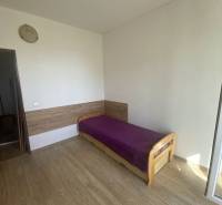 PRENÁJOM - 4 - izbový byt Košice - Západ, Obchodná ulica  - Spálňa so svetlým nábytkom, jednolôžkom a podlahou s dreveným dekorom v 4-izbovom byte.