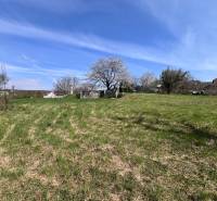 STAVEBNÝ POZEMOK S DUŠOU LEN PÁR MINÚT OD BRATISLAVY V OBCI MARIANKA - Pozemky na bývanie na Budovateľskej ulici v Marianke, obklopené zeleňou a stromami.