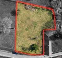 STAVEBNÝ POZEMOK S DUŠOU LEN PÁR MINÚT OD BRATISLAVY V OBCI MARIANKA - Letecká fotografia pozemku na Budovateľskej ulici v Marianke vhodného na bývanie.