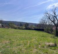 STAVEBNÝ POZEMOK S DUŠOU LEN PÁR MINÚT OD BRATISLAVY V OBCI MARIANKA - Pozemky - bývanie na Budovateľskej v Marianke, pokojná lokalita so zeleňou.