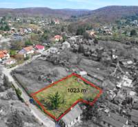STAVEBNÝ POZEMOK S DUŠOU LEN PÁR MINÚT OD BRATISLAVY V OBCI MARIANKA - Pozemok na bývanie s rozlohou 1023 m² na Budovateľskej ulici v Marianke.