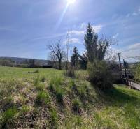 STAVEBNÝ POZEMOK S DUŠOU LEN PÁR MINÚT OD BRATISLAVY V OBCI MARIANKA - Pozemky - bývanie na Budovateľskej v Marianke, svahovitá zelená plocha s výhľadom.