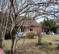 Rodinný dom s pozemkom 562 m2 VRÍCKO okr. Martin - Rodinný dom vo Vrícku, obklopený stromami a trávnikom na vidieku.