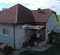 Predaj, rodinný dom Rimavské Janovce, Janošíky - EXK... - Rodinný dom v Rimavských Janovciach s červenou strechou a vidieckym okolitým prostredím.