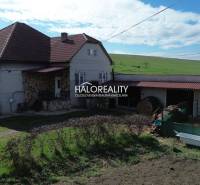 Predaj, rodinný dom Rimavské Janovce, Janošíky - EXK... - Rodinný dom v Rimavských Janovciach, s červenou strechou a rozľahlou záhradou.