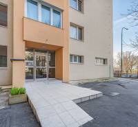 Predaj krásneho 3 iz bytu BA - Petržalka, Budatinska ul.  - Vchod do bytového domu na Rudínskej ulici 29 v Bratislave - Petržalke.