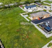 Predaj, pozemok pre rodinné domy  2213 m2 Senec,  Se... - Záber na trávnaté pozemky na bývanie v Senci, obklopené rodinnými domami.