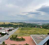 PREDAJ, 3 izb. byt v novostavbe PANORÁMA, 5 min. od AUPARKU - Pohľad na mesto z ulice Borievkova, ideálny pre 3-izbový byt s výhľadom.