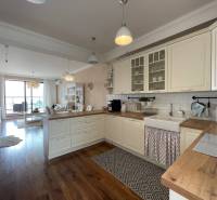 PREDAJ, 3 izb. byt v novostavbe PANORÁMA, 5 min. od AUPARKU - Interiér 3-izbového bytu na ulici Borievkova s kuchyňou, jedálňou, obývačkou a balkónom.