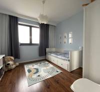 PREDAJ, 3 izb. byt v novostavbe PANORÁMA, 5 min. od AUPARKU - Detská izba, hračky a posteľ v 3-izbovom byte na ulici Borievkova.