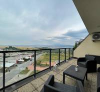 PREDAJ, 3 izb. byt v novostavbe PANORÁMA, 5 min. od AUPARKU - Na ulici Borievkova priestranná terasa s výhľadom, vedľa 3-izbového bytu.