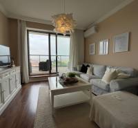 PREDAJ, 3 izb. byt v novostavbe PANORÁMA, 5 min. od AUPARKU - Obývačka s pohovkou a balkónom, televízorom, v 3-izbovom byte na ulici Borievkova.