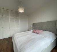 PREDAJ, 3 izb. byt v novostavbe PANORÁMA, 5 min. od AUPARKU - Spálňa s manželskou posteľou, šatníkovou skriňou, lampou, na ulici Borievkova, 3-izbový byt.