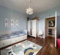 PREDAJ, 3 izb. byt v novostavbe PANORÁMA, 5 min. od AUPARKU - Detská izba s posteľou, skriňou a hračkami v 3-izbovom byte na ulici Borievkova.