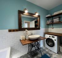 PREDAJ, 3 izb. byt v novostavbe PANORÁMA, 5 min. od AUPARKU - Kúpeľňa v 3-izbovom byte na Borievkovej ulici s umývadlom a práčkou.