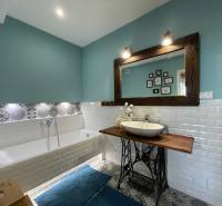 PREDAJ, 3 izb. byt v novostavbe PANORÁMA, 5 min. od AUPARKU - Kúpeľňa s vaňou a zrkadlom na ulici Borievkova, súčasť 3-izbového bytu.