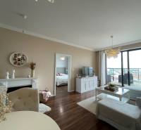 PREDAJ, 3 izb. byt v novostavbe PANORÁMA, 5 min. od AUPARKU - Obývačka 3-izbového bytu na ulici Borievkova, svetlá miestnosť s výhľadom a dekoráciami.