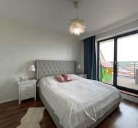 PREDAJ, 3 izb. byt v novostavbe PANORÁMA, 5 min. od AUPARKU - Svetlá spálňa v 3-izbovom byte na ulici Borievkova s balkónom a výhľadom.