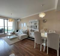 PREDAJ, 3 izb. byt v novostavbe PANORÁMA, 5 min. od AUPARKU - Priestranný obývačkový priestor s balkónom, nachádzajúci sa na ulici Borievkova, 3-izbový byt.