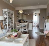 PREDAJ, 3 izb. byt v novostavbe PANORÁMA, 5 min. od AUPARKU - Obývacia izba s jedálňou v 3-izbovom byte na ulici Borievkova, útulné prostredie.