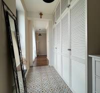 PREDAJ, 3 izb. byt v novostavbe PANORÁMA, 5 min. od AUPARKU - Chodba 3-izbového bytu na ulici Borievkova s keramickou dlážbou a veľkým zrkadlom.