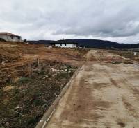 Pozemok na predaj v Lubine: Slnečný svah s výhľadom na krajinu - Pozemok na bývanie v obci Lubina pri Novom Meste nad Váhom so spevnenou cestou.