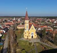 Studienka – Spoluvlastnícke podiely na stavebných pozemkoch - Kostol obklopený domami vo vidieckej časti Studienky, ideálne pre Pozemky - bývanie.