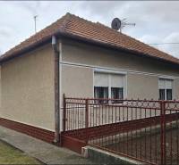 Predáme 4- izb. rodinný dom - RADAVA - REZERVOVANÝ! - Rodinný dom v Radave na Hlavnej ulici s červenou strechou a bielymi okenicami.