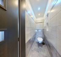 REZERVOVANÉ !!!  EXKLUZÍVNE: Štýlový 2,5-izbový byt s panoramatickým v - Kúpeľňa v 3-izbovom byte s modernou sanitou a obkladmi.