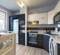 REZERVOVANÉ !!!  EXKLUZÍVNE: Štýlový 2,5-izbový byt s panoramatickým v - Kuchyňa v 3-izbovom byte s linkou a spotrebičmi, podlaha s dreveným dekorom.