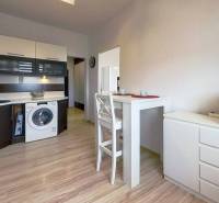 REZERVOVANÉ !!!  EXKLUZÍVNE: Štýlový 2,5-izbový byt s panoramatickým v - Kuchyňa v 3-izbovom byte s jedálenským stolom a podlahou s dreveným dekorom.