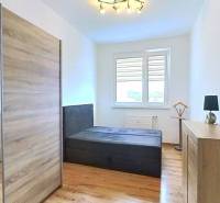 REZERVOVANÉ !!!  EXKLUZÍVNE: Štýlový 2,5-izbový byt s panoramatickým v - Svetlá spálňa v 3-izbovom byte s podlahou s dreveným dekorom a veľkou skriňou.