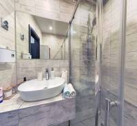 REZERVOVANÉ !!!  EXKLUZÍVNE: Štýlový 2,5-izbový byt s panoramatickým v - Kúpeľňa s umývadlom a sprchovým kútom v 3-izbovom byte s dreveným dekorom.