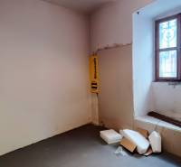 Na prenájom nebytový priestor o výmere 59 m², Bratislava, Štúrova - Priestor s plastmi a škatulami, s oknom s mrežami, v obchodných priestoroch.
