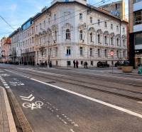 Na prenájom nebytový priestor o výmere 59 m², Bratislava, Štúrova - Ulica Štúrova v Bratislave - Historické jadro s obchodnými priestormi a električkovými koľajami.