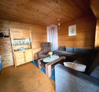 Záhradná chatka, Žilina - Dubeň - Interiér chaty s dreveným dekorom, pohodlnými sedačkami a vitrínou na riad.